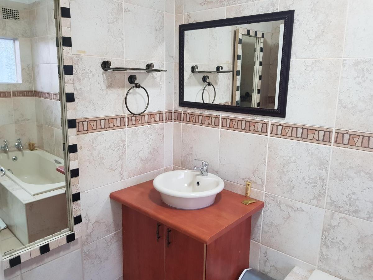 Good 2 Go Guest House Бенони Екстериор снимка
